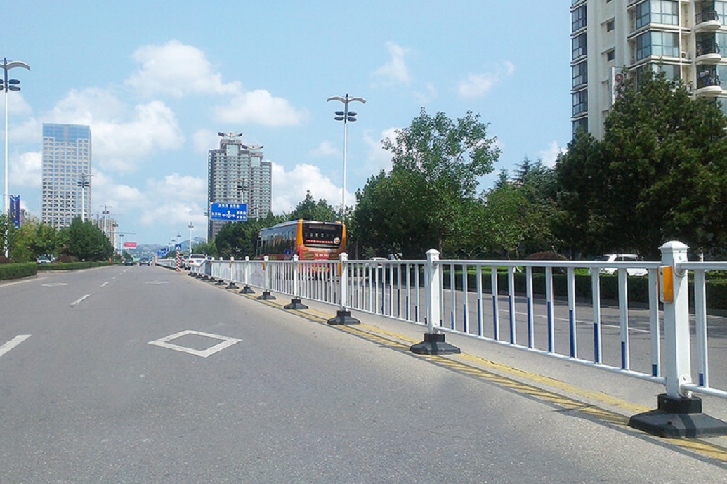 愛可青市政護(hù)欄用在武漢市政建設(shè)，共15萬米