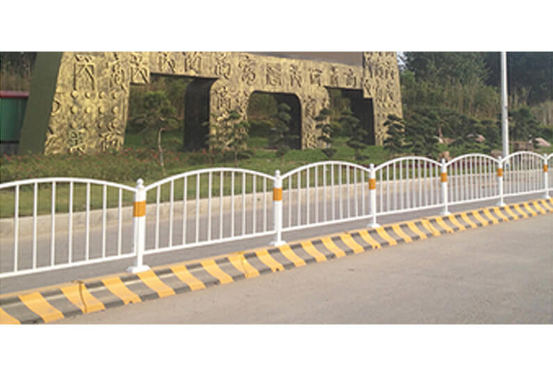 髙速公路側(cè)防護(hù)欄和中央道路護(hù)欄的較大功效是啥？