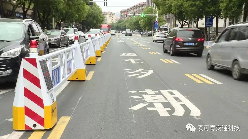馬路機(jī)器人照片3.JPG